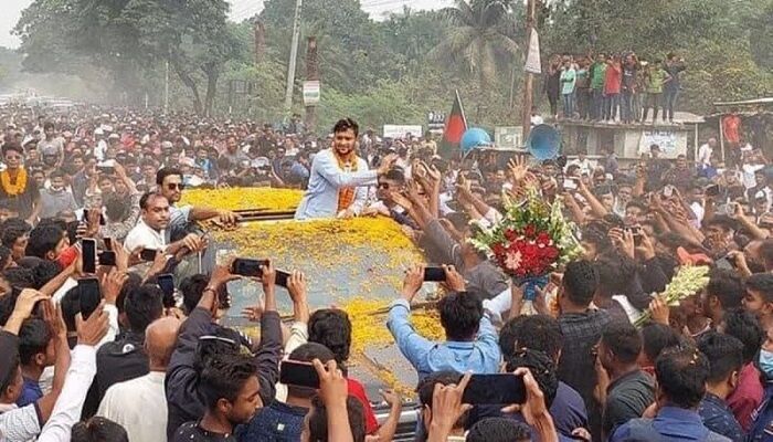 আওয়ামী লীগের প্রার্থী হয়ে মাগুরায় প্রথম এলেন সাকিব পেলেন ফুলেল অভ্যর্থনা