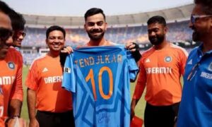 শচীন তেন্ডুলকর  বিরাট কোহলিকে জার্সি উপহার দিলেন