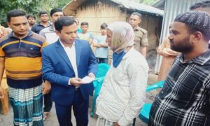 মাদারীপুরে ঘূর্ণিঝড় মিধিলিতে নিহতের পরিবারকে উপজেলা প্রশাসনের সহায়তা