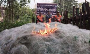 বরগুনায় কোস্ট গার্ডের অভিযানে ৪ লক্ষ ১০ হাজার মিটার নিষিদ্ধ কারেন্ট জাল জব্দ