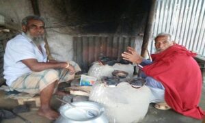 কিশোরগঞ্জে শীতকালীন পিঠা বিক্রির ধুম