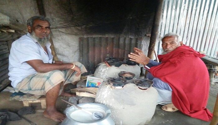 কিশোরগঞ্জে শীতকালীন পিঠা বিক্রির ধুম