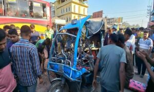 রংপুরের মর্ডান মোড়ে বাস চাপায় নিহত ১, আহত ৫