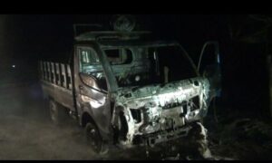 জয়পুরহাটে পিকআপ ভ্যানে আগুন