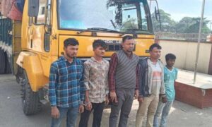 নেত্রকোনায় ৩৫৫ বস্তা ভারতীয় চিনিসহ ৫ চোরাকারবারি আটক