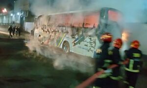 তেজগাঁওয়ে যাত্রীবাহী বাসে আগুন