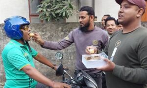 মাগুরায় সাকিবকে মনোনয়ন দেয়ায় মিষ্টি বিতরণ