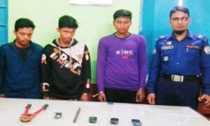 রেলওয়ে প্ল্যাটফর্মে সন্দেহজনক তিনজন, সঙ্গে চুরির সরঞ্জাম