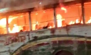 যাত্রাবাড়ীতে বাসে আগুন