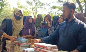 দশ টাকায় বইয়ের আন্দোলন কুমিল্লার তিন্নির