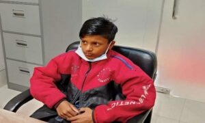 বিমানে চরে ঢাকা যাওয়ার চেষ্টা শিশুর