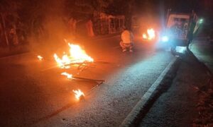 বরগুনায় আগুন দিয়ে ছাত্রদলের সড়ক অবরোধ