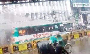রাজধানীর মতিঝিলে যাত্রীবাহী বাসে আগুন