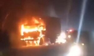 সিরাজগঞ্জে কার্ভাড ভ্যানে আগুন দিল দুর্বৃত্তরা