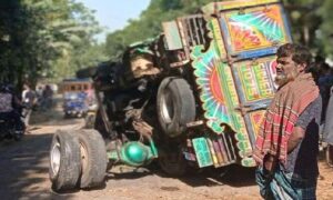 গরু চুরি করে পালানোর সময় ট্রাক উল্টে চোর নিহত