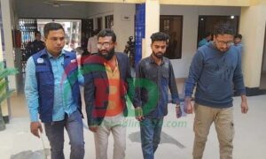 ময়মনসিংহে বাসে আগুন দিতে গিয়ে ছাত্রদলের ৩ নেতা আটক