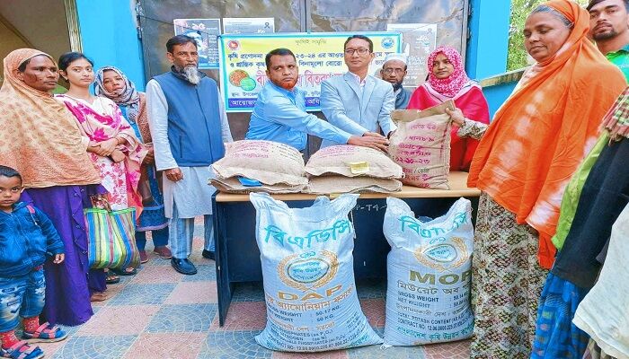 ফুলবাড়ীতে কৃষকদের মাঝে উচ্চ ফলনশীল ধানবীজ ও সার বিতরণ