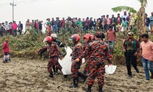 হাতীবান্ধায় চলন্ত ট্রেনের সামনে ঝাঁপ দিয়ে নারীর আত্মহত্যা