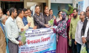 ফরিদপুরে শিক্ষা প্রতিষ্ঠানে বাগান তৈরীর লক্ষ্যে সবজির চারা বিতরণ