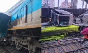 ক্রেনের আঘাতে ট্রেন লাইনচ্যুত, ঢাকার সঙ্গে সারাদেশের যোগাযোগ বন্ধ
