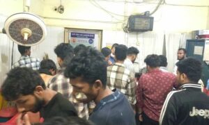 ভিক্টোরিয়ার শিক্ষার্থী বাস শ্রমিকদের সংঘর্ষ, হাসপাতালে ১৫